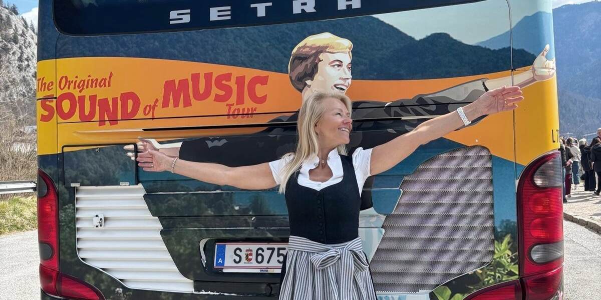 Weiblicher Guide vor dem Panorama Tours Tour Bus während der Sound of Music Tour