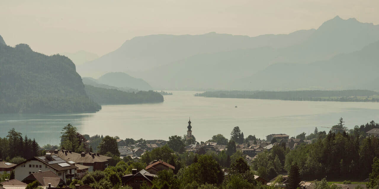Panorama shot of a village in Salzburg by the lake with a mountain panorama © Tourismus Salzburg GmbH / Patrick Langwallner