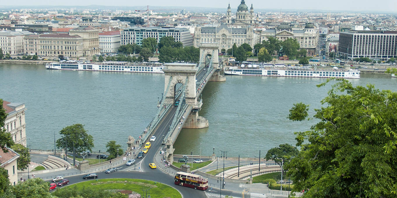 Budapest - Chain Bridge view from cable car © budapestinfo.hu