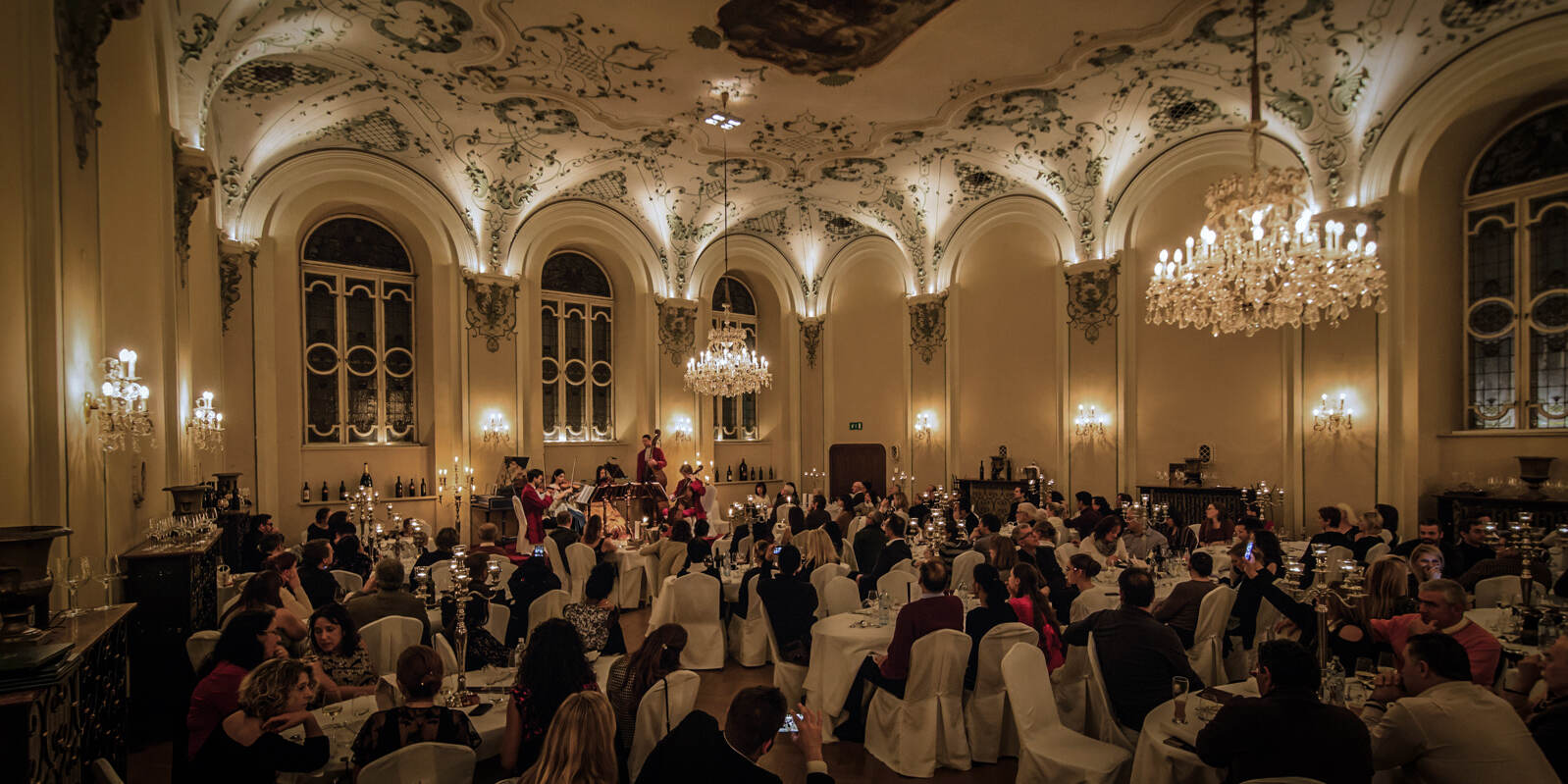 Mozart Dinner Concert Salzburg - Baroque hall full of guests © Michael Groessinger