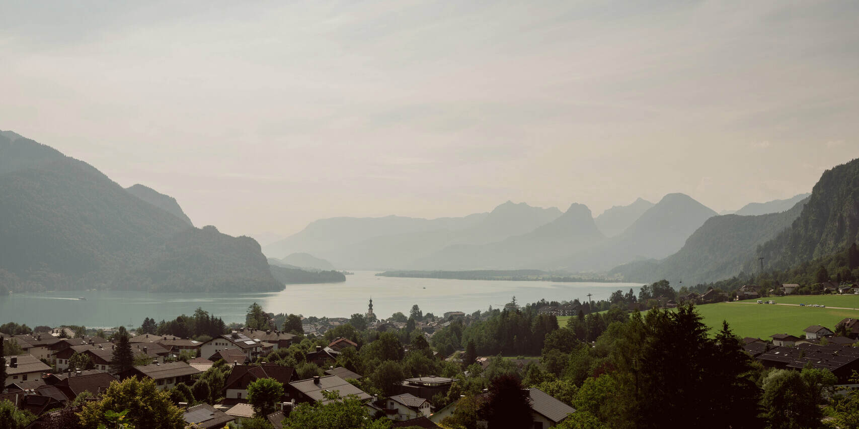Panorama shot of a village in Salzburg by the lake with a mountain panorama © Tourismus Salzburg GmbH / Patrick Langwallner