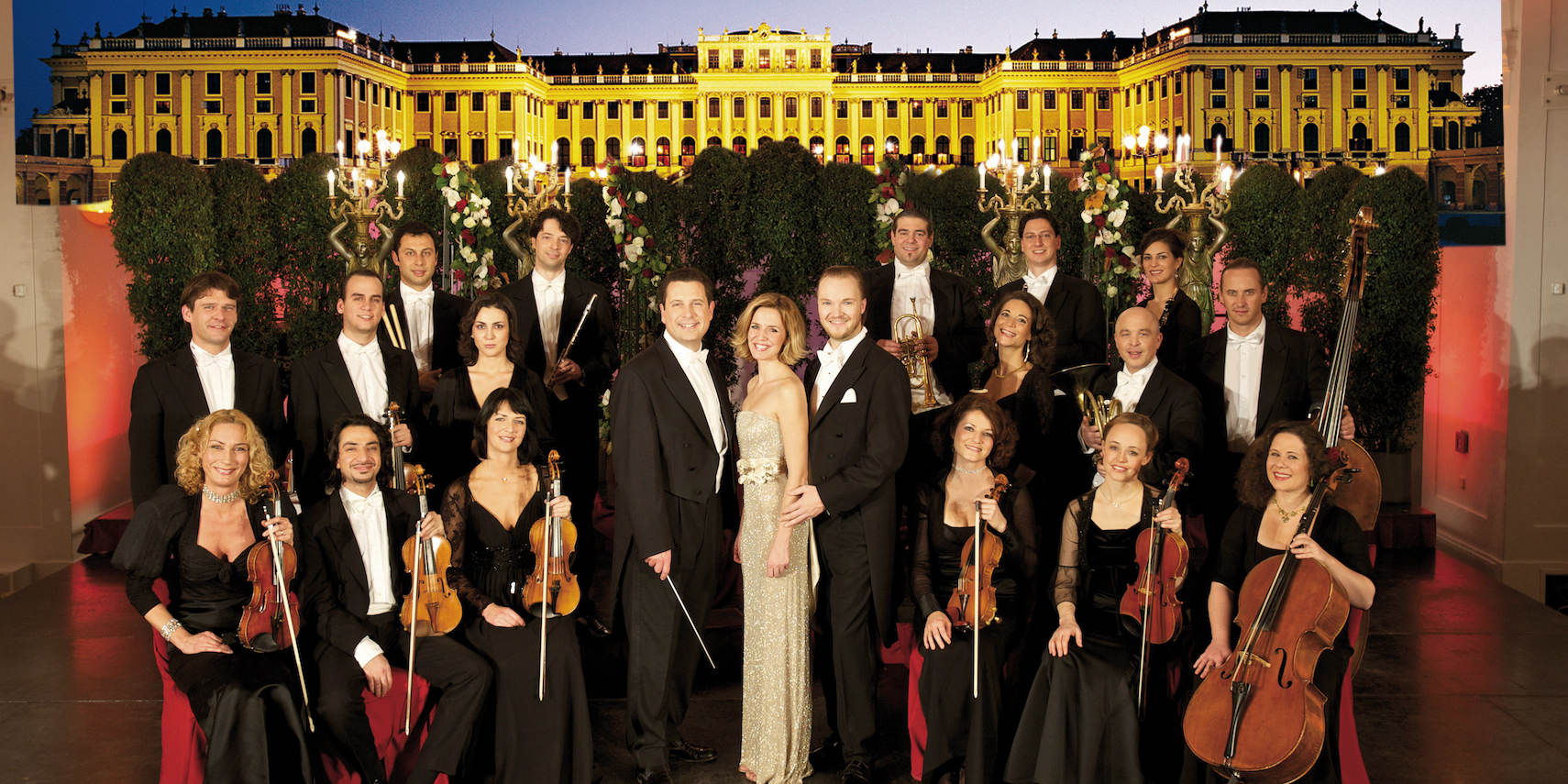 Schloss Schönbrunn Konzerte - Ensemble vor dem Schloss © WKE Konzert- und Eventveranstaltungs GmbH