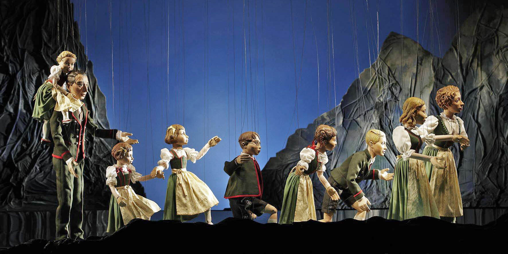 Salzburger Marionettentheater - The Sound of Music The Trapps walk over the hill © Marionettentheater & TSG