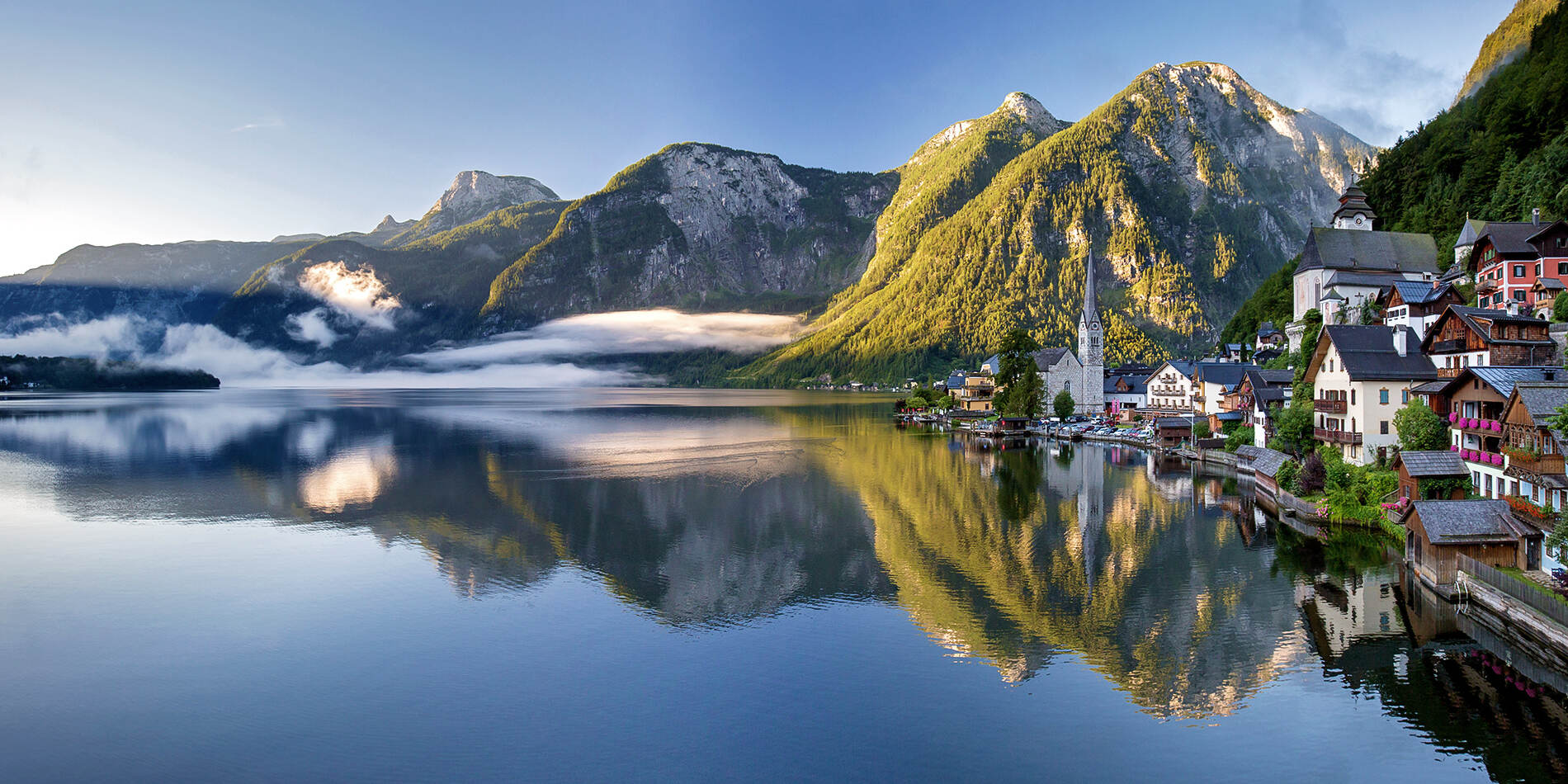Hallstatt in summer with reflection in Lake Hallstatt, ideal for a tour with Panorama Tours