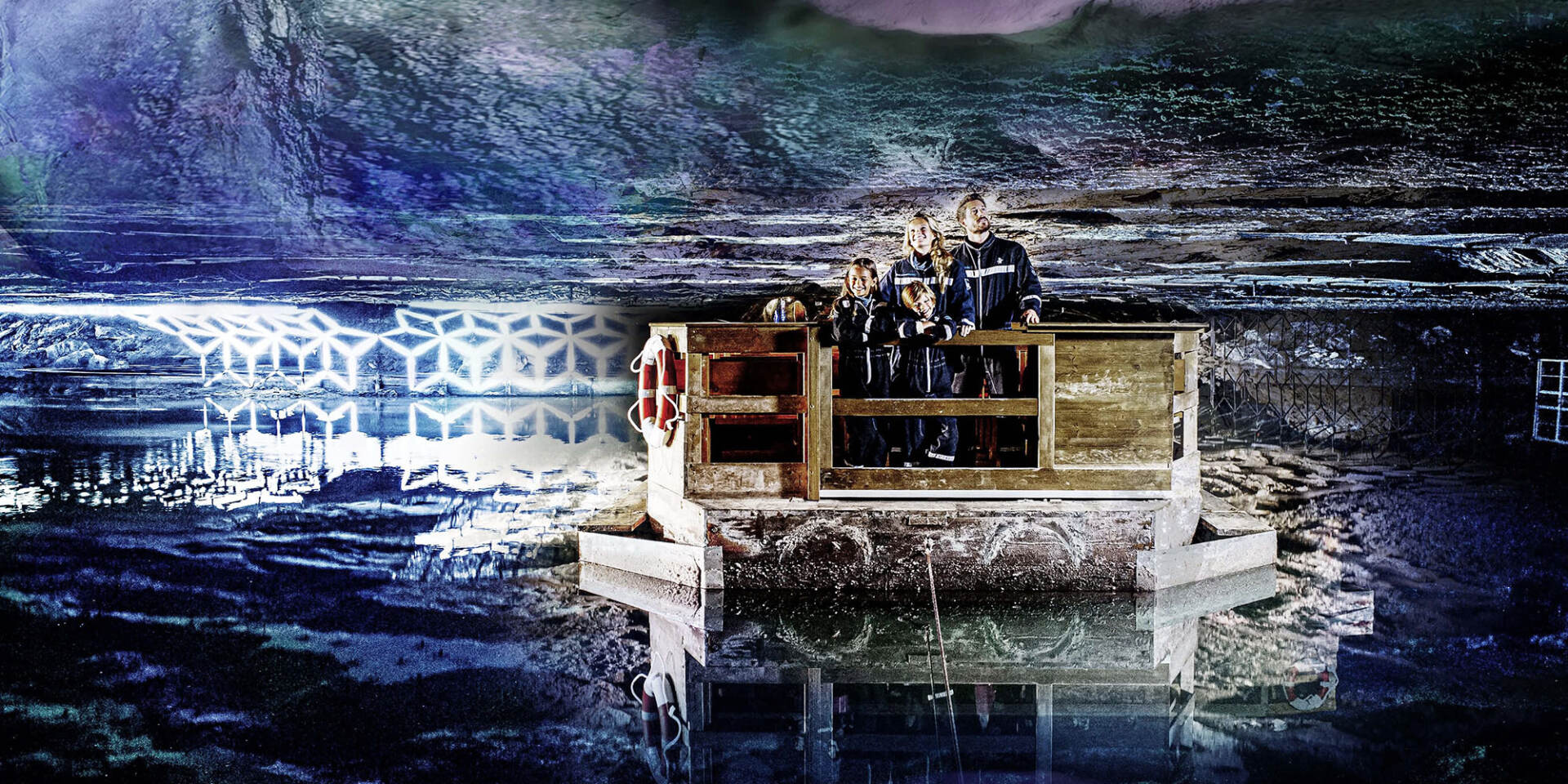 Salzbergwerk Berchtesgaden - Familie auf Floss über Spiegelsee © Salzbergwerk Berchtesgaden - Suedwestdeutsche Salzwerke AG Salzbergwerk Berchtesgaden - Familie auf Floss über Spiegelsee © Salzbergwerk Berchtesgaden - Suedwestdeutsche Salzwerke AG