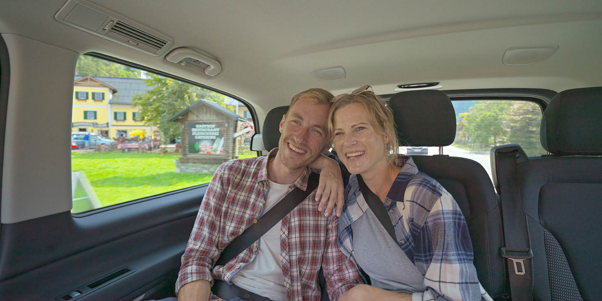 Paar sitzt im Auto auf Privattour von Salzburg Panorama Tours