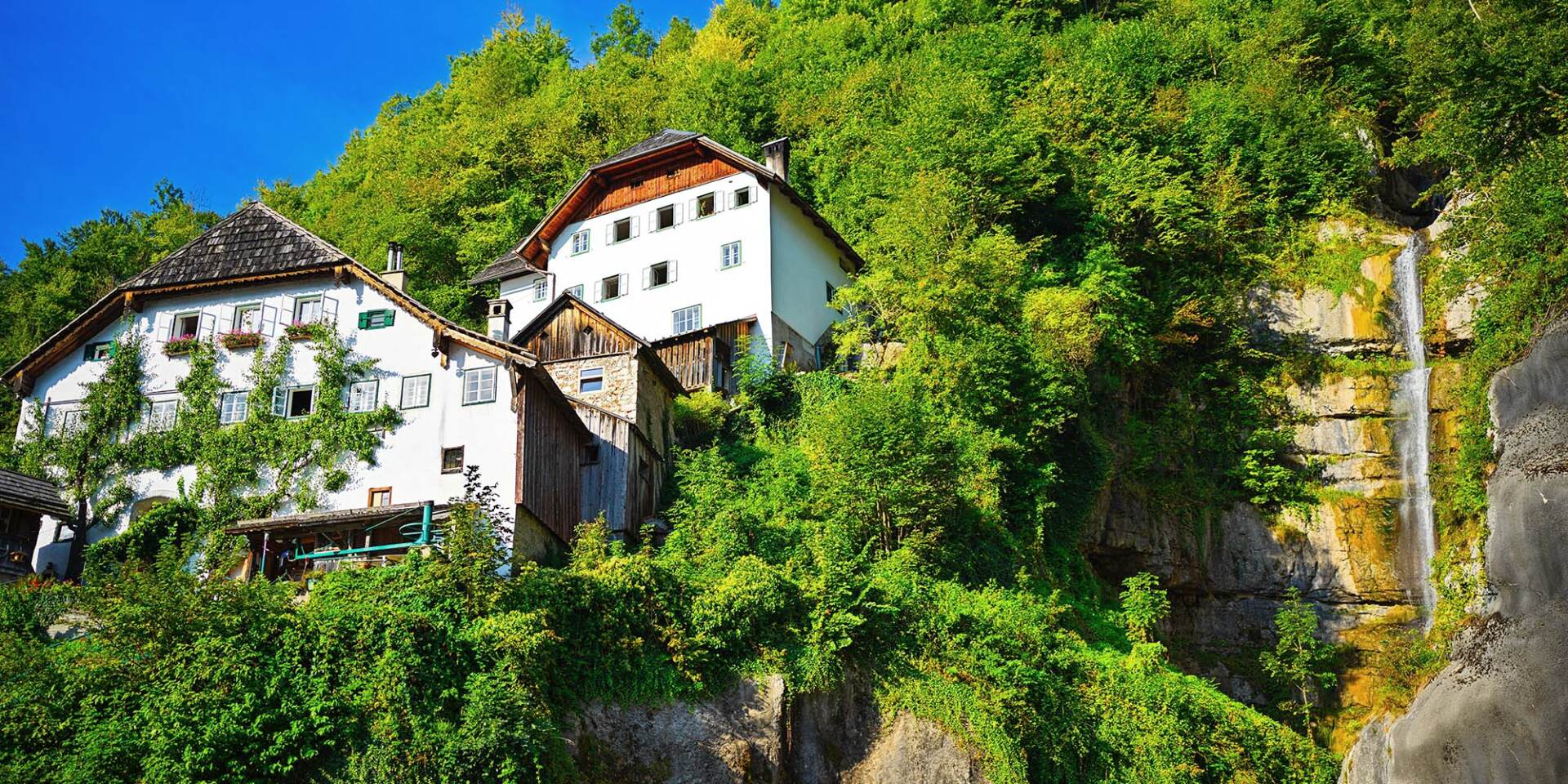 Hallstatt - alte Häuser im Ort am Hang - Hallstatt Tour von Salzburg Panorama Tours