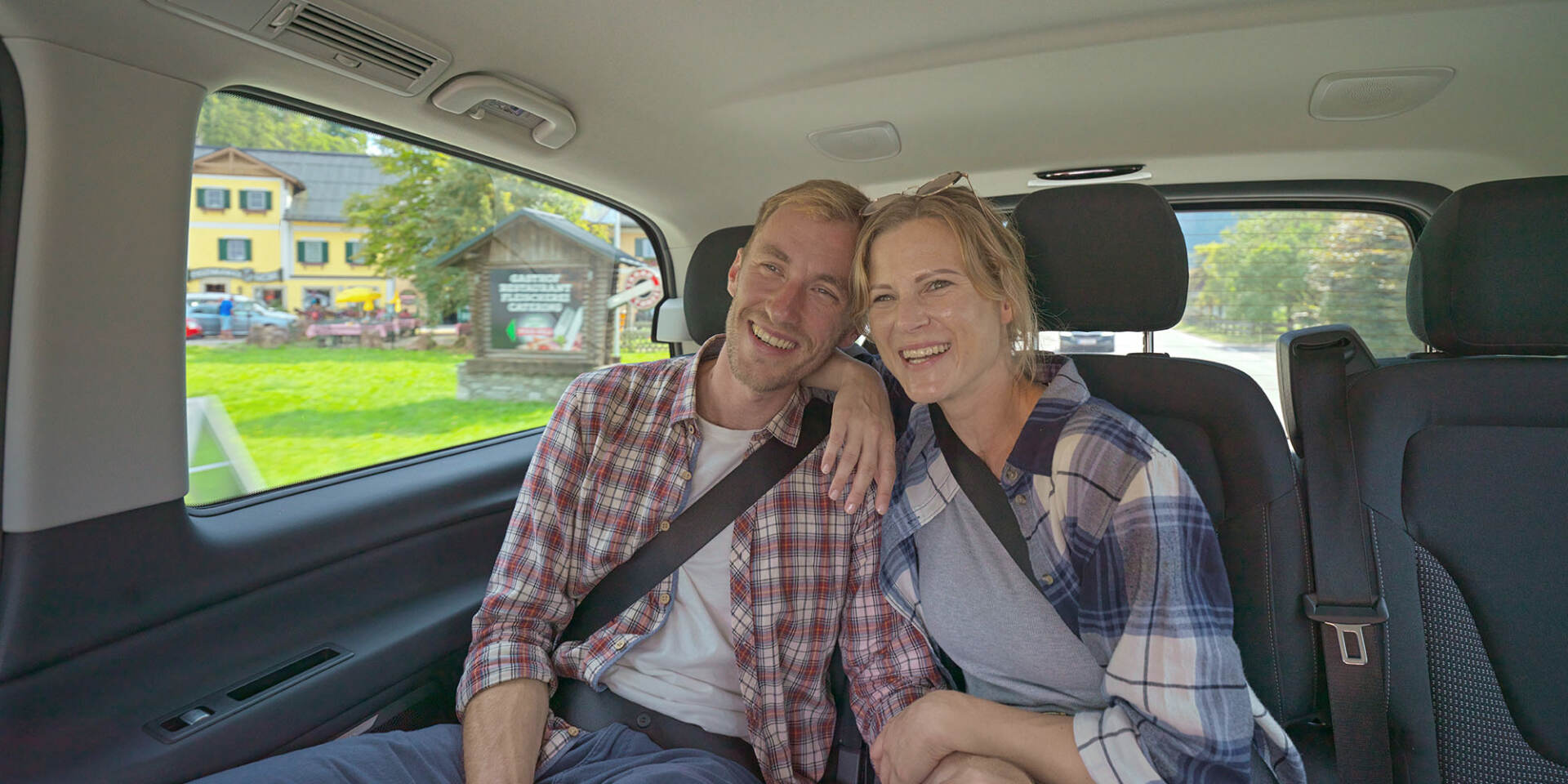 Paar sitzt im Auto auf Privattour von Salzburg Panorama Tours