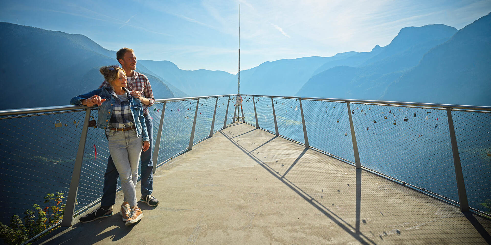 Hallstatt - Paar steht am Skywalk Welterbeblick mit Panoramablick auf die Bergwelt - Hallstatt Tour mit Salzburg Panorama Tours