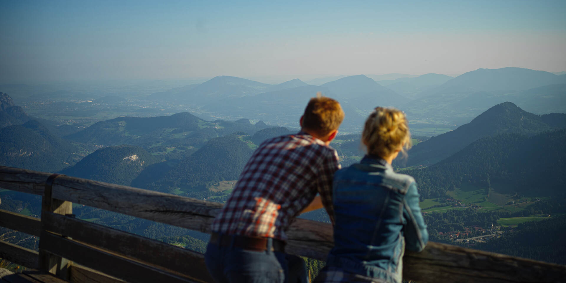 Besucher des Kehlsteinhauses lehnen an Geländer und bestaunen die Bayerischen Alpen - Kehlsteinhaus Tour mit Salzburg Panorama Tours