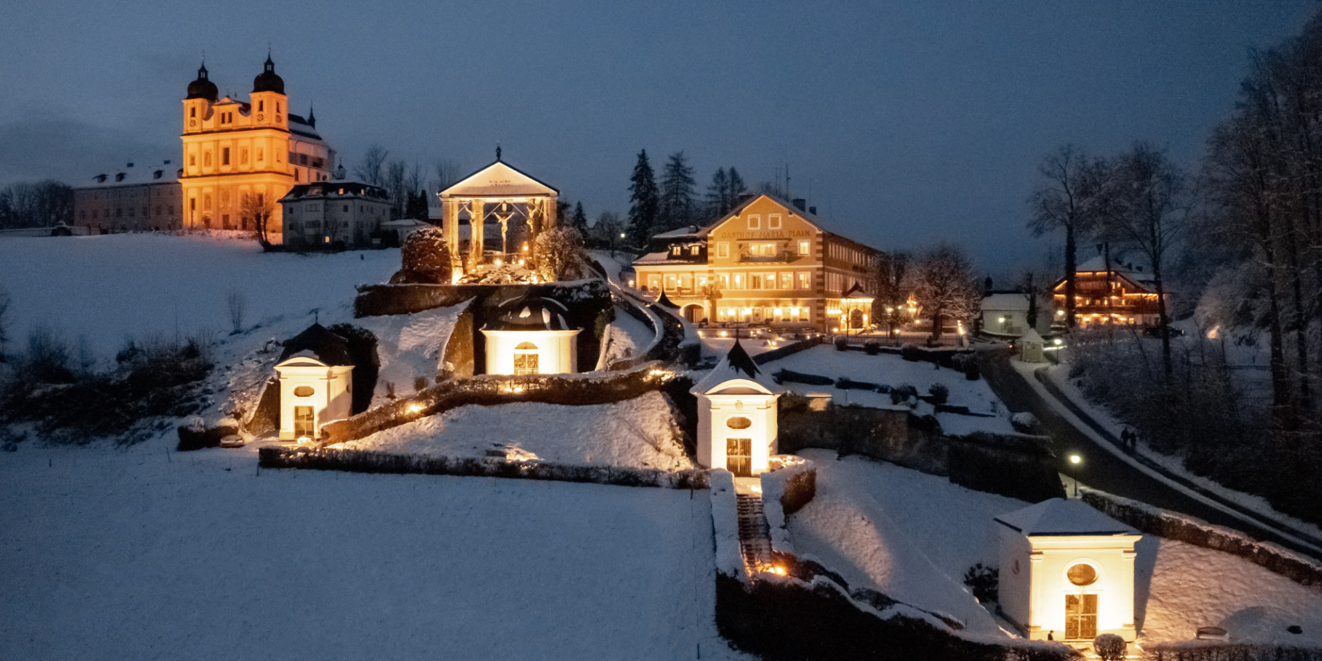 Die Wallfahrtskirche Maria Plain in Salzburg am Abend mit weihnachtlicher Beleuchtung