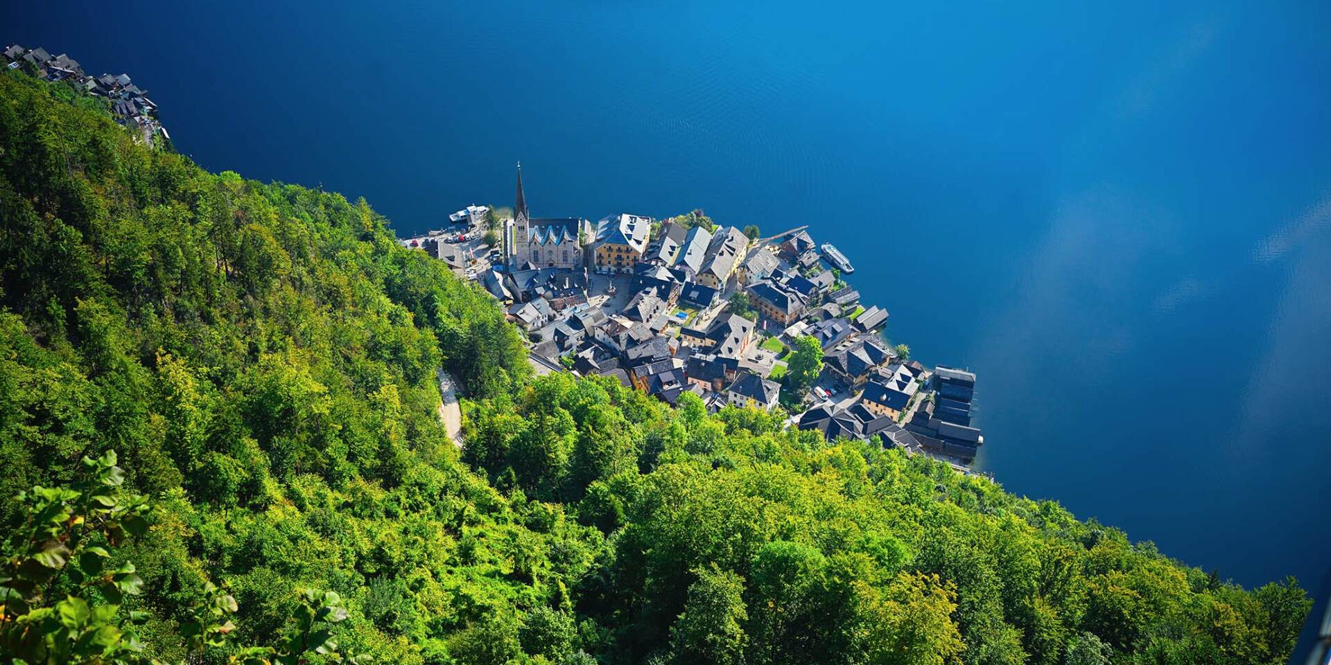 Hallstatt - Blick von oben auf die Stadt und den Hallstätter See - Hallstatt Tour von Salzburg Panorama Tours