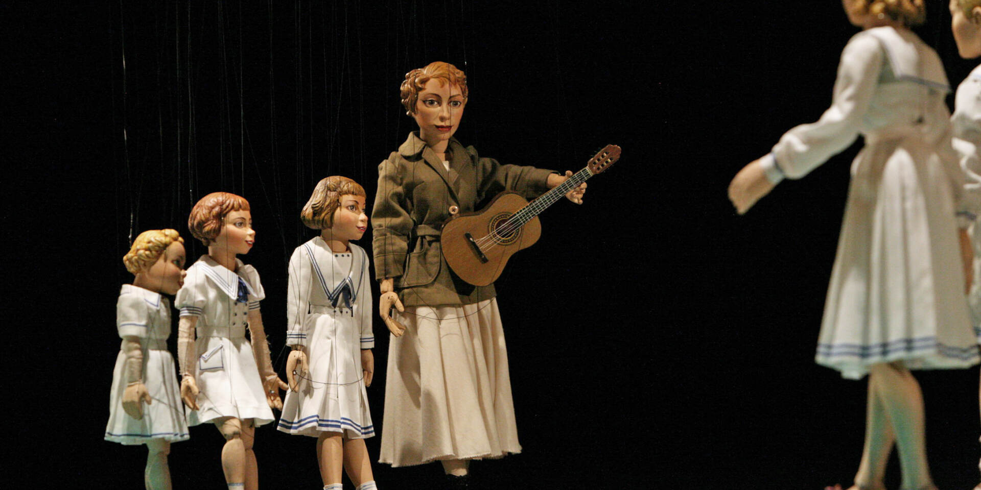Salzburger Marionettentheater - The Sound of Music Maria mit Gitarre & Kindern © Marionettentheater & TSG