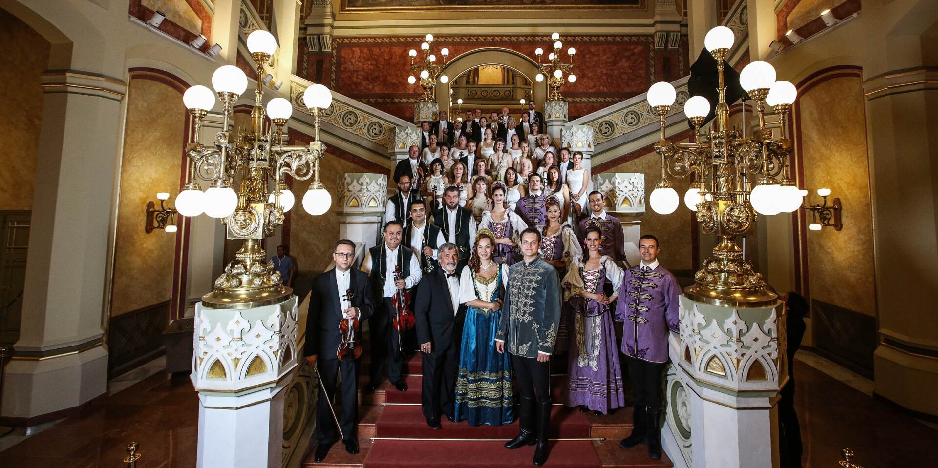 Budapest Gala Concert - ensemble on the stairs © Hungaria Koncert ltd.