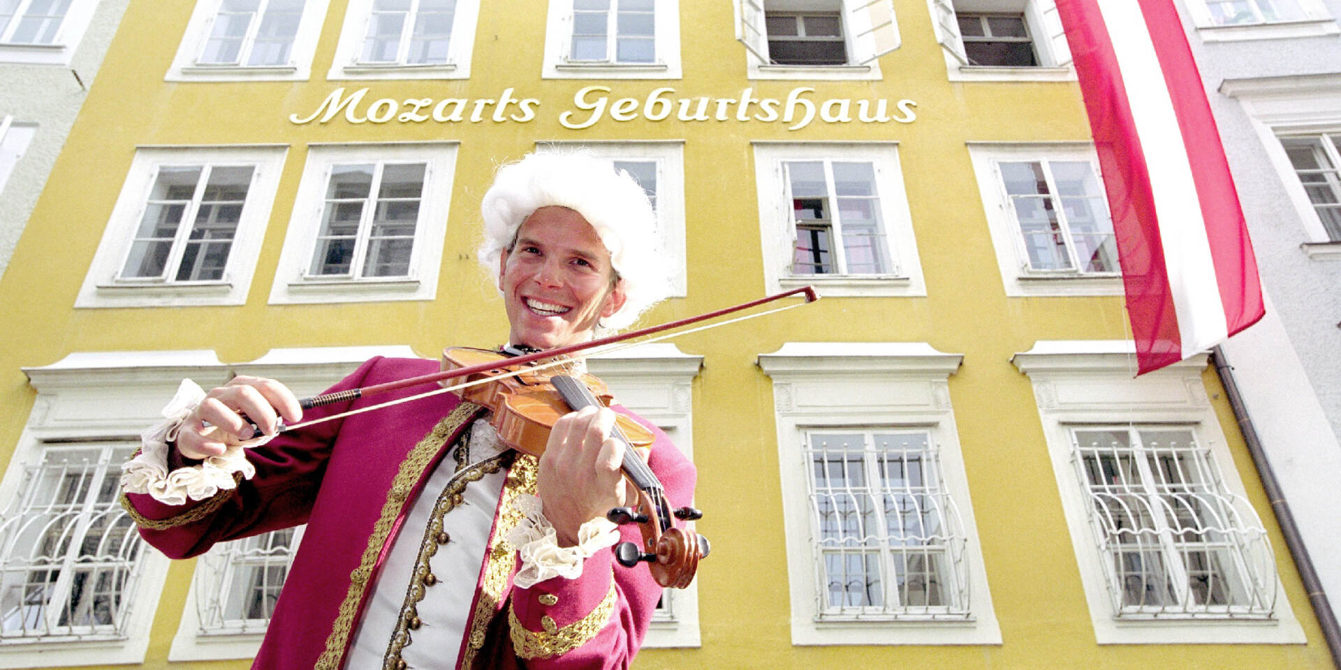 Geigenspieler vor Mozarts Geburtshaus © Tourismus Salzburg GmbH