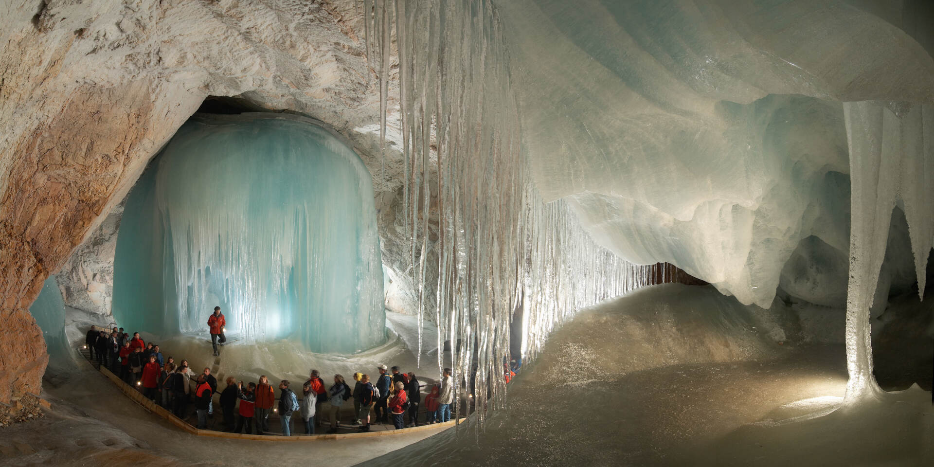 World of the Ice Giants - Ice cave in Werfen © Eisriesenwelt