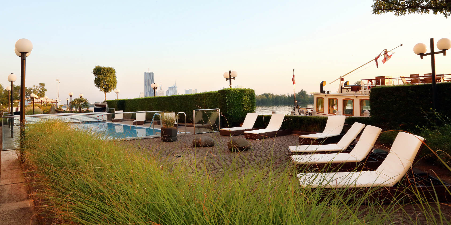 Hilton Vienna Danube Waterfront - Terrasse und Pool © Hilton Hotels Vienna