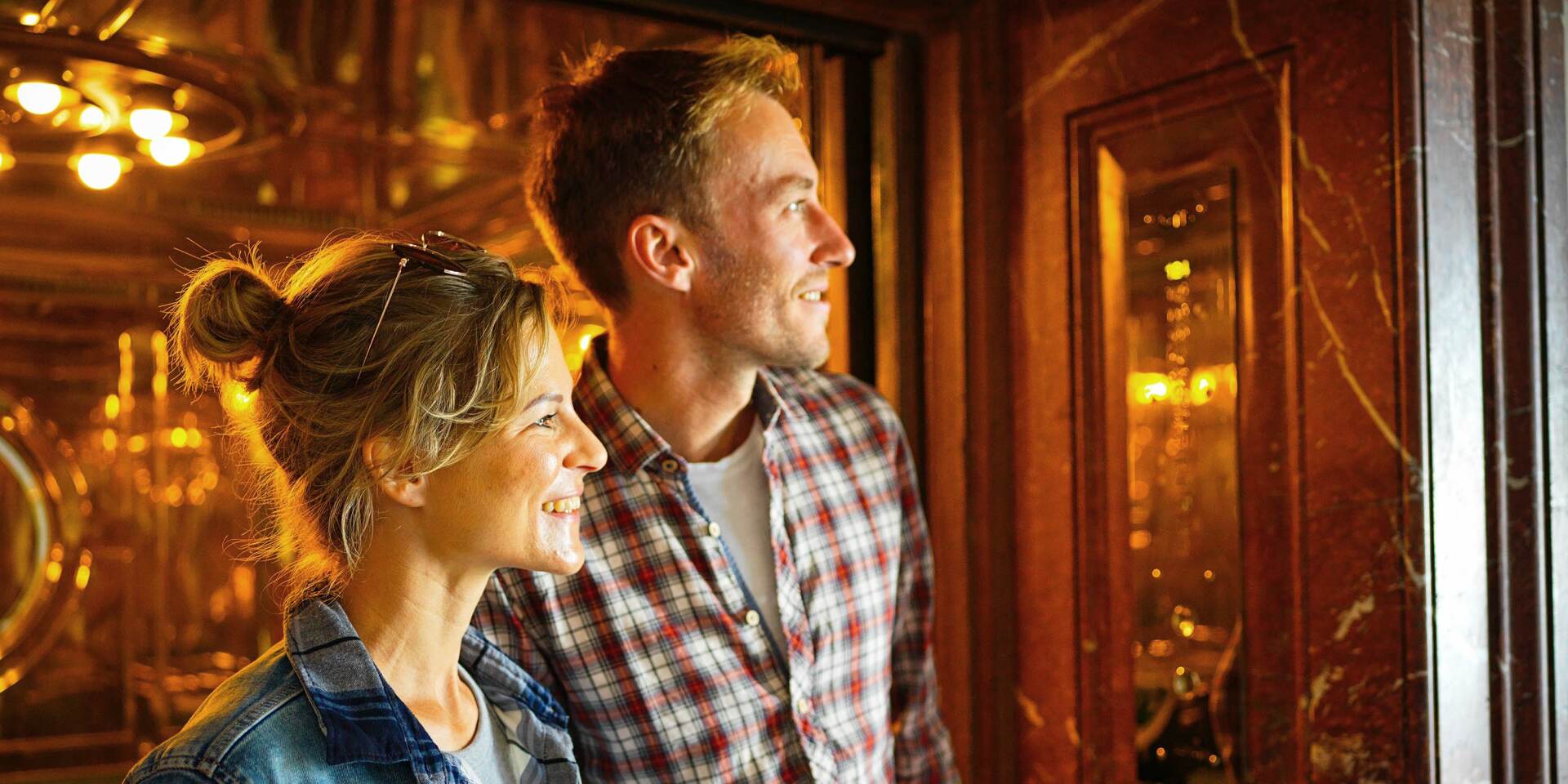 Paar bestaunt den berühmten goldenen Lift im Kehlsteinhaus Berchtesgaden - Kehlsteinhaus Tour mit Salzburg Panorama Tours