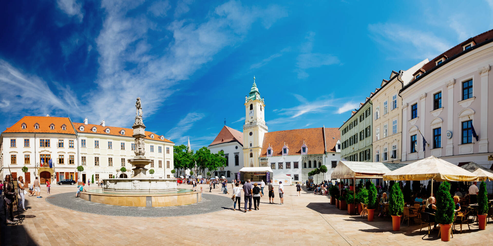 Bratislava Tagesausflug inkl. Schifffahrt - Hauptplatz von Bratislava mit Maximilian Brunnen © Vienna Sightseeing Tours | Bernhard Luck