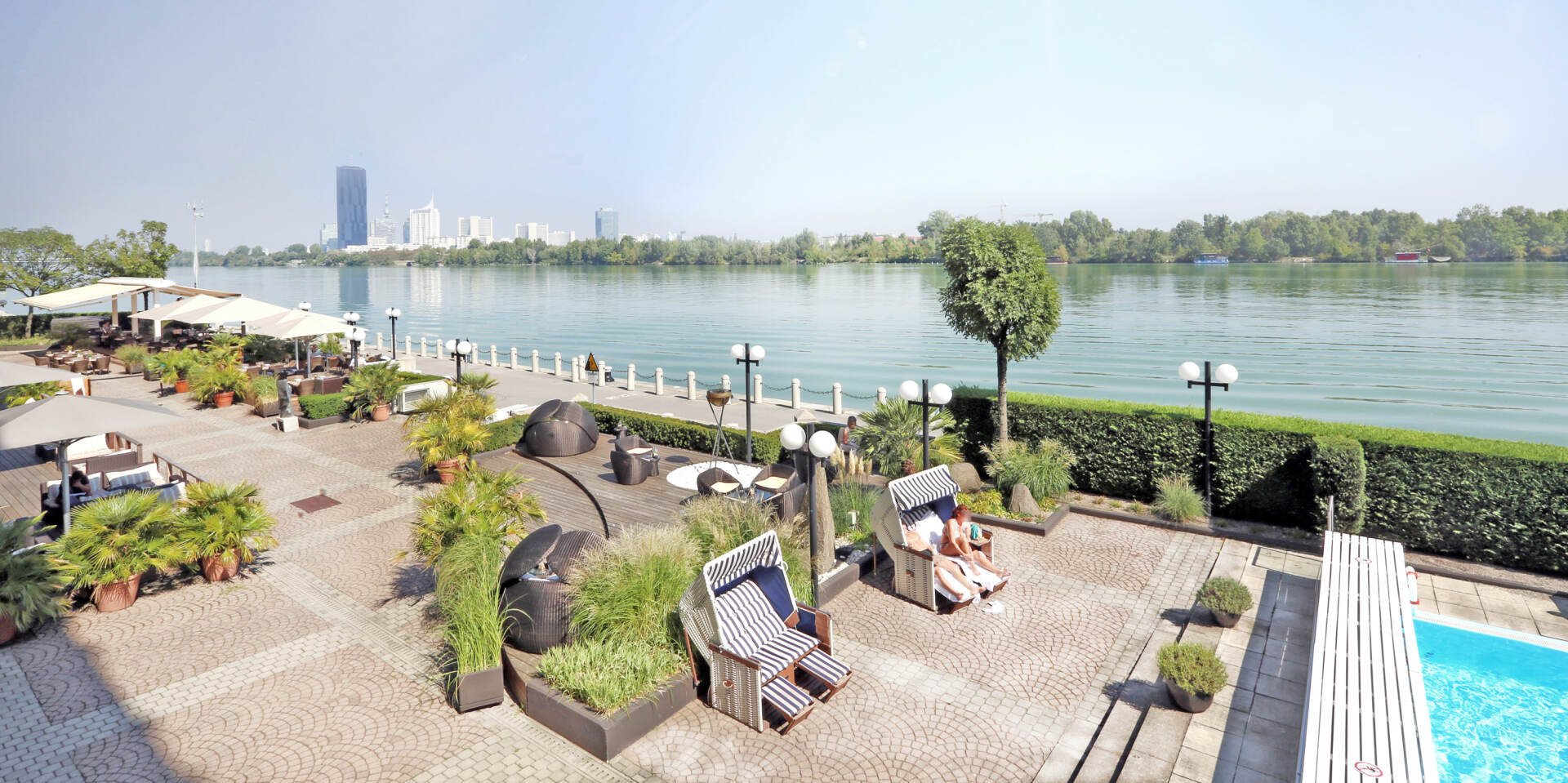 Hilton Vienna Danube Waterfront - Terrasse und Pool © Hilton Hotels Austria