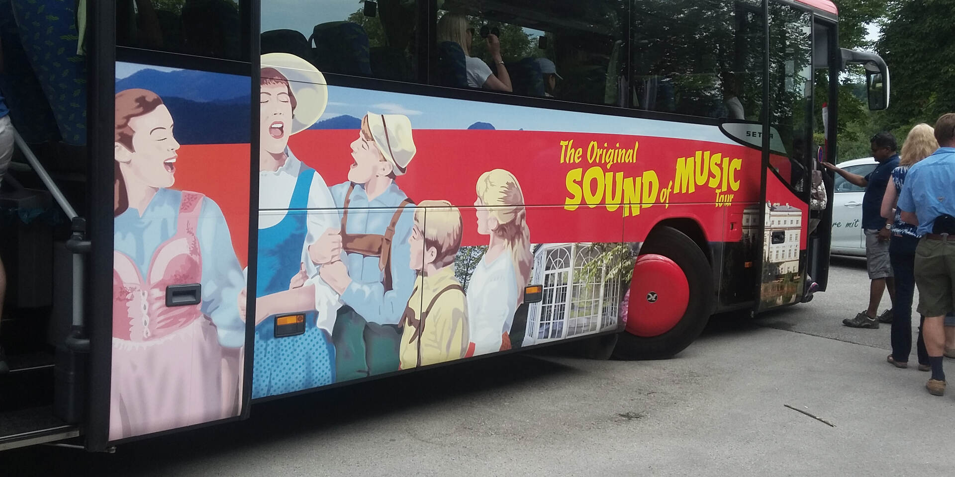 Original Sound of Music Tour® - tour bus © Salzburg Panorama Tours