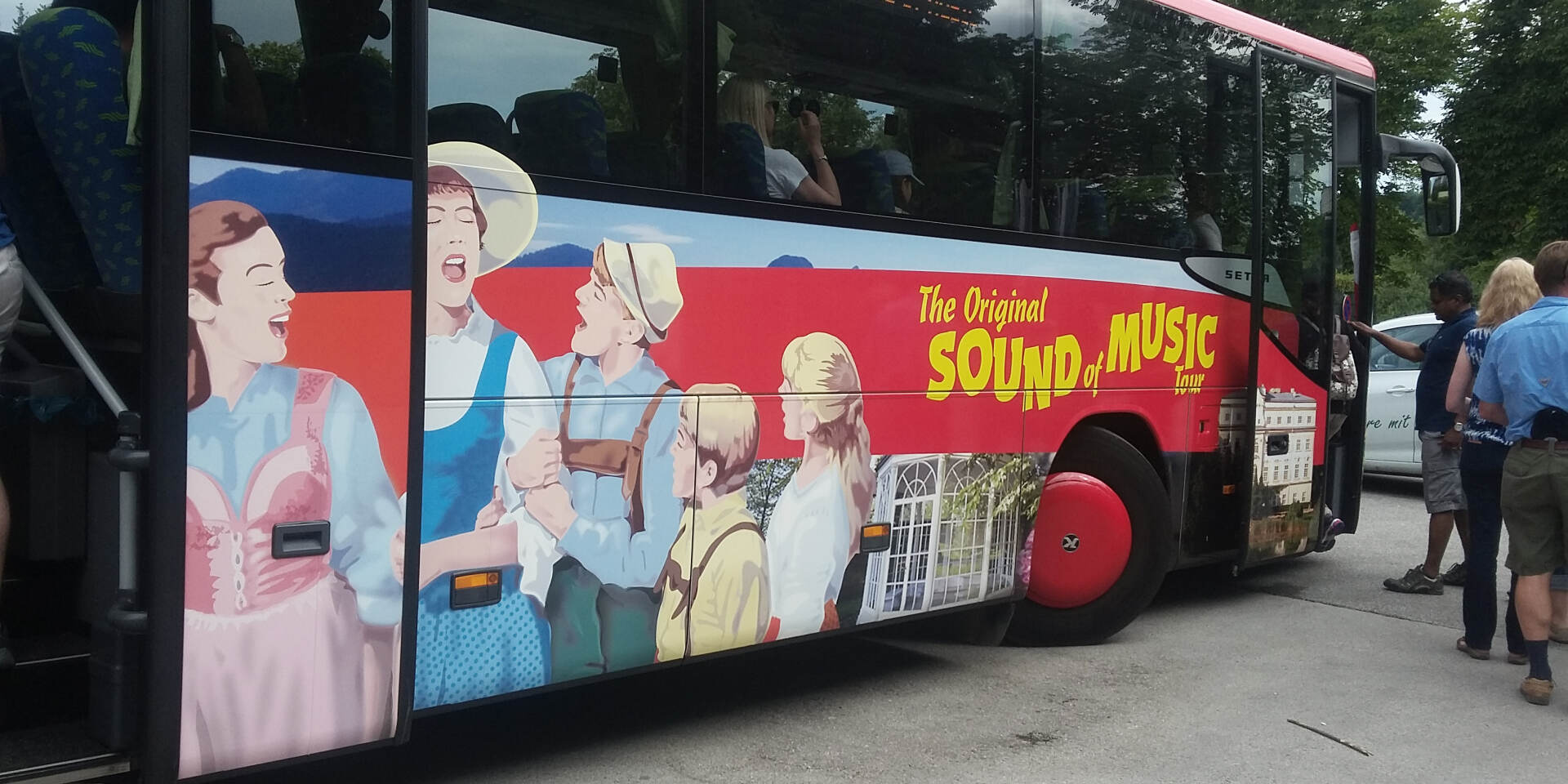 Original Sound of Music Tour® - tour bus © Salzburg Panorama Tours