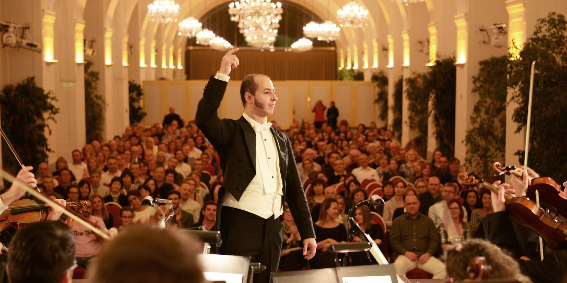 Palace Schönbrunn Concerts - conductor and audience © WKE Konzert- und Eventveranstaltungs GmbH