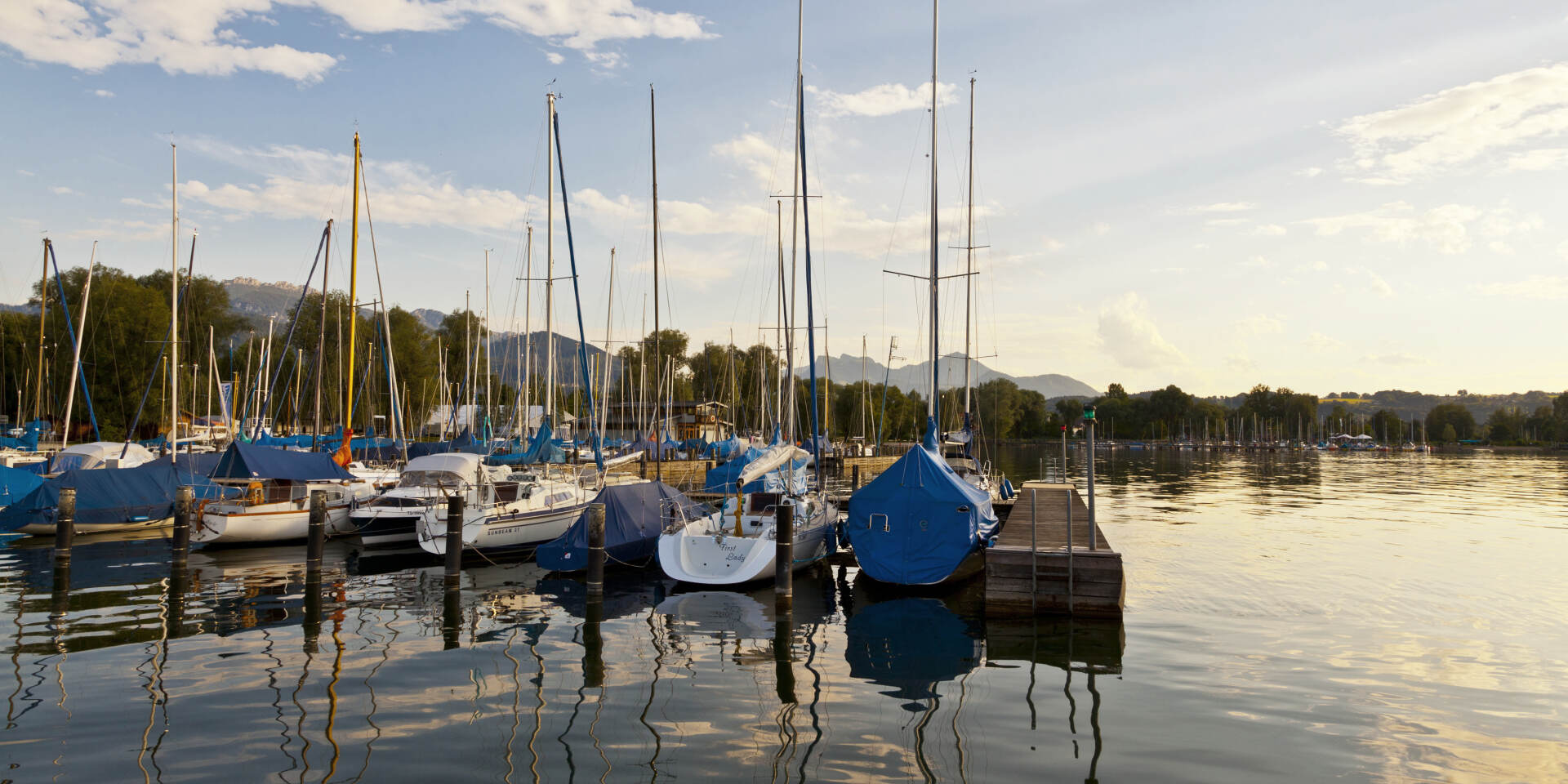 Catboats in sunset on lake Chiemsee ©Chiemsee-Alpenland Tourismus