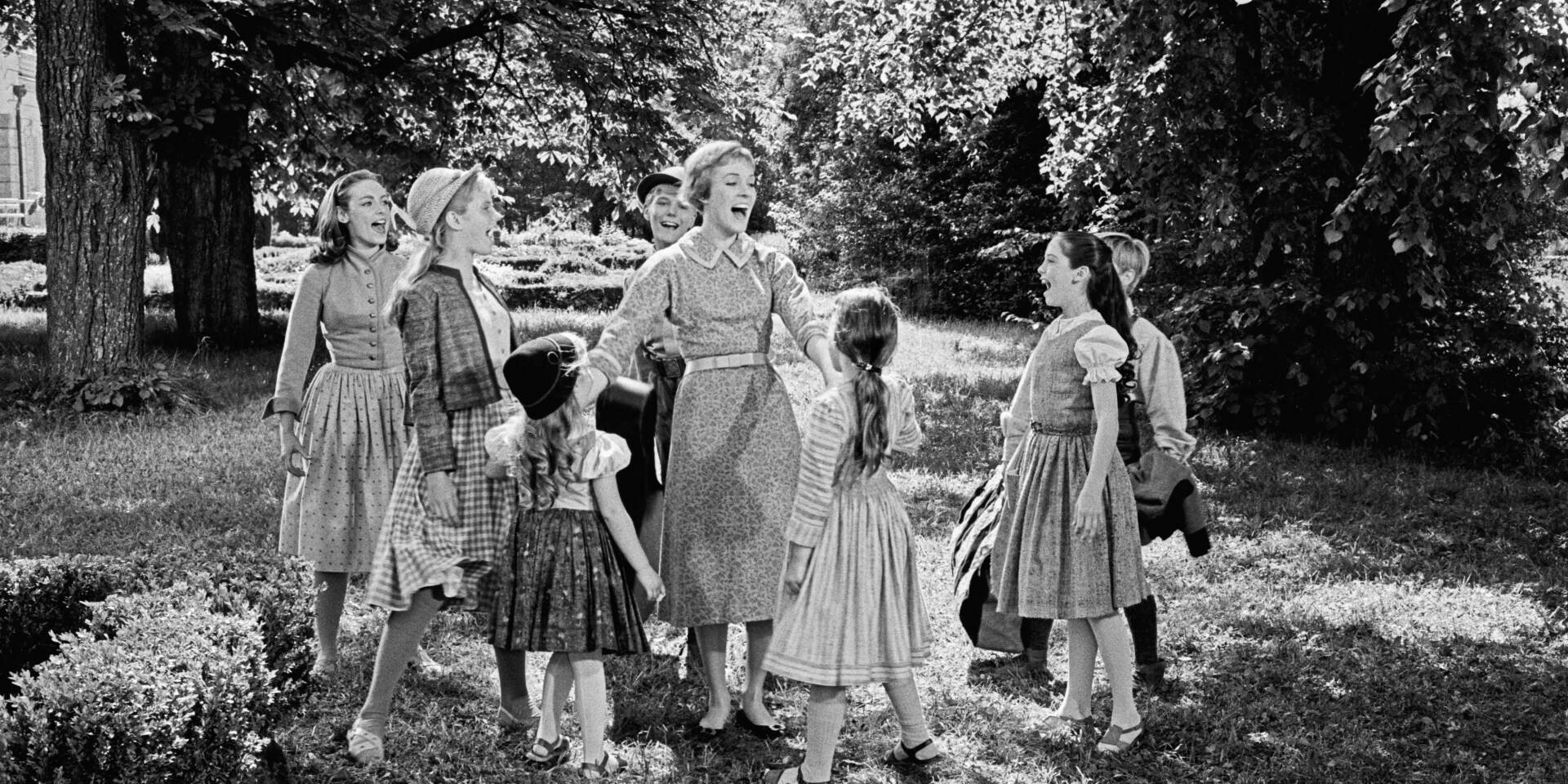 Maria and the children dancing in the garden © Erich Lessing - Leica Galerie - Boutique Salzburg