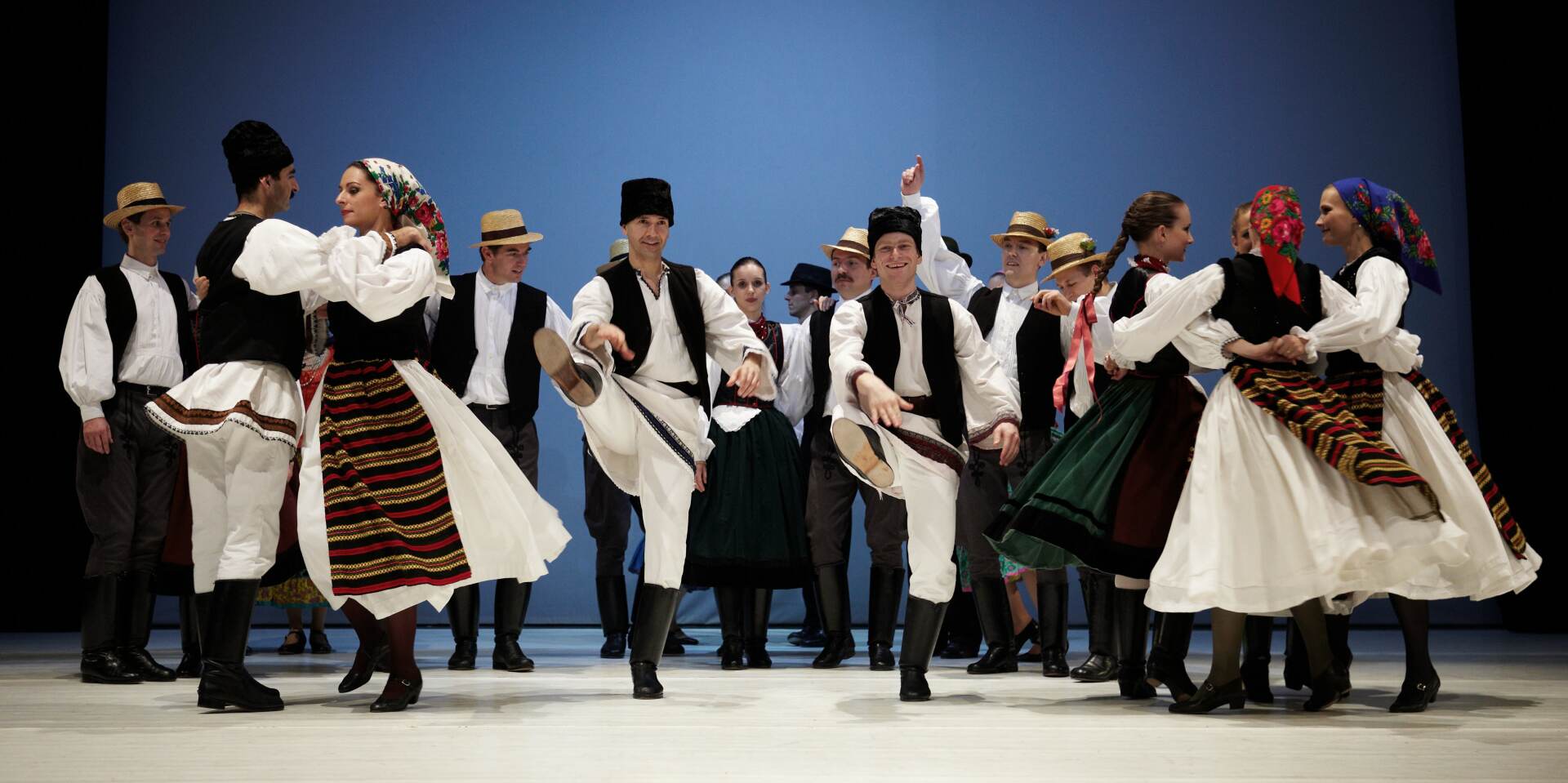 Danube Folk Ensemble - performers © Hungaria Koncert ltd.