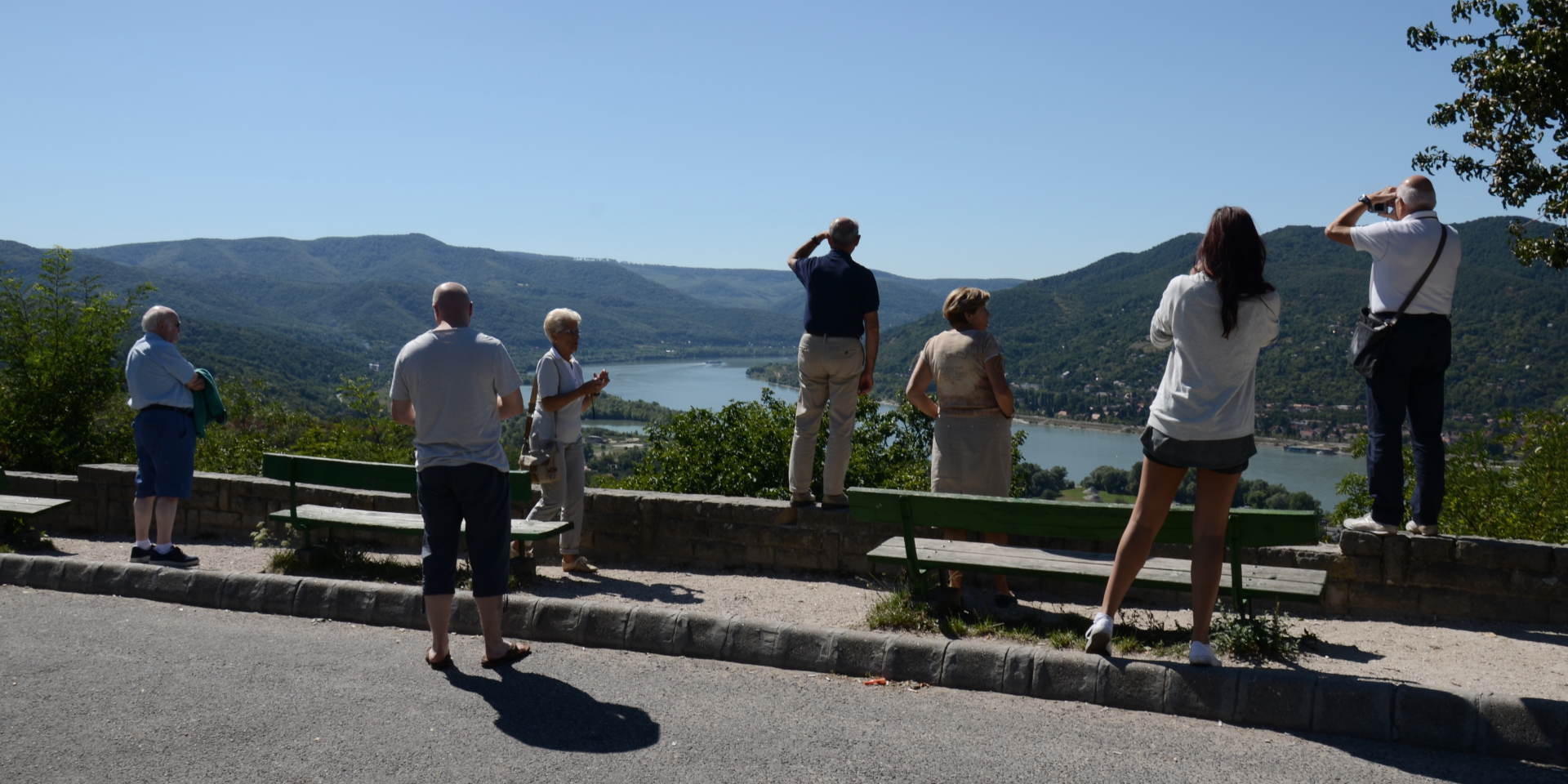 Ganztagestour Donauknie - Besucher mit Blick auf die Donau © Cityrama Budapest