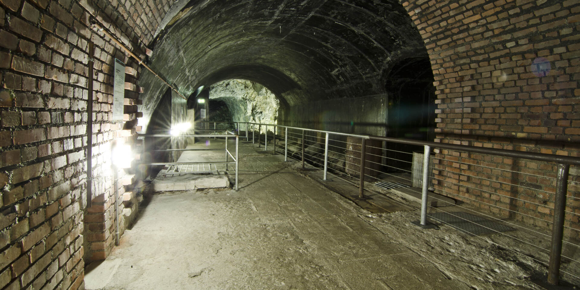 подземные дата центры. Vivos europa one бункер. бункер убежище сталкер. подземный бункер. подвал внутри.