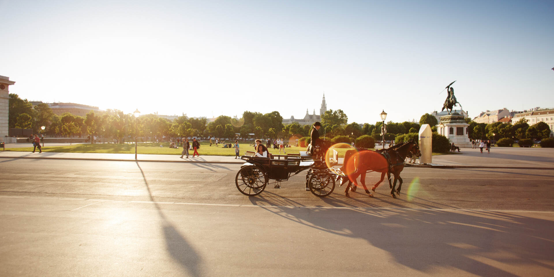 Horse-drawn carriage on Heldenplatz at sunset © WienTourismus | Peter Rigaud