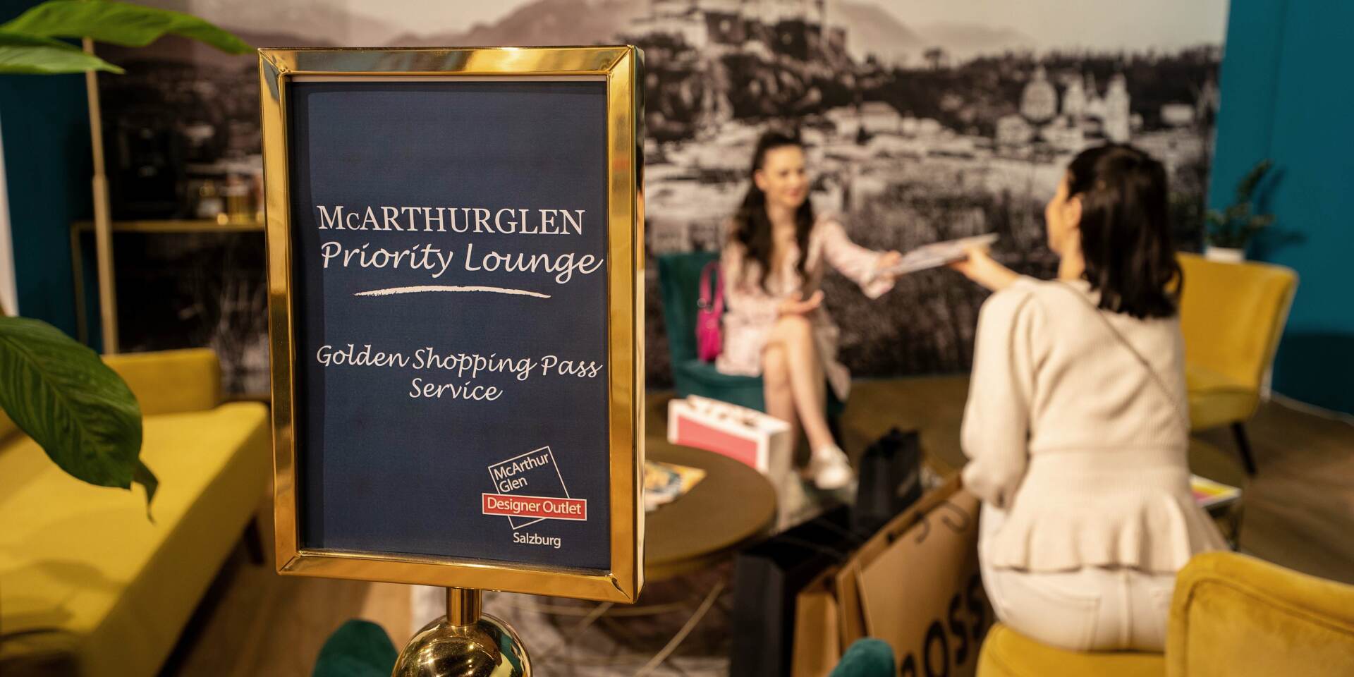 Kundinnen sitzen in der Priority Lounge des McArthurGlen Designer Outlet Salzburg - Golden Shopping Pass - Salzburg Panorama Tours