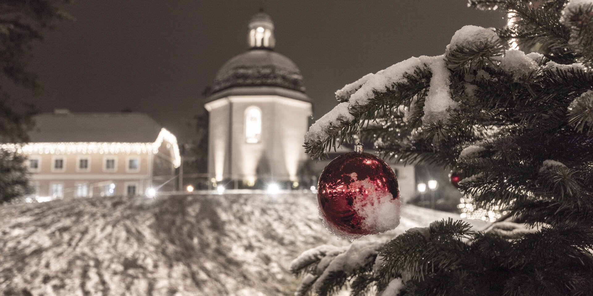 Silent Night Chapel and christmas tree ball © Tourismusverband Oberndorf