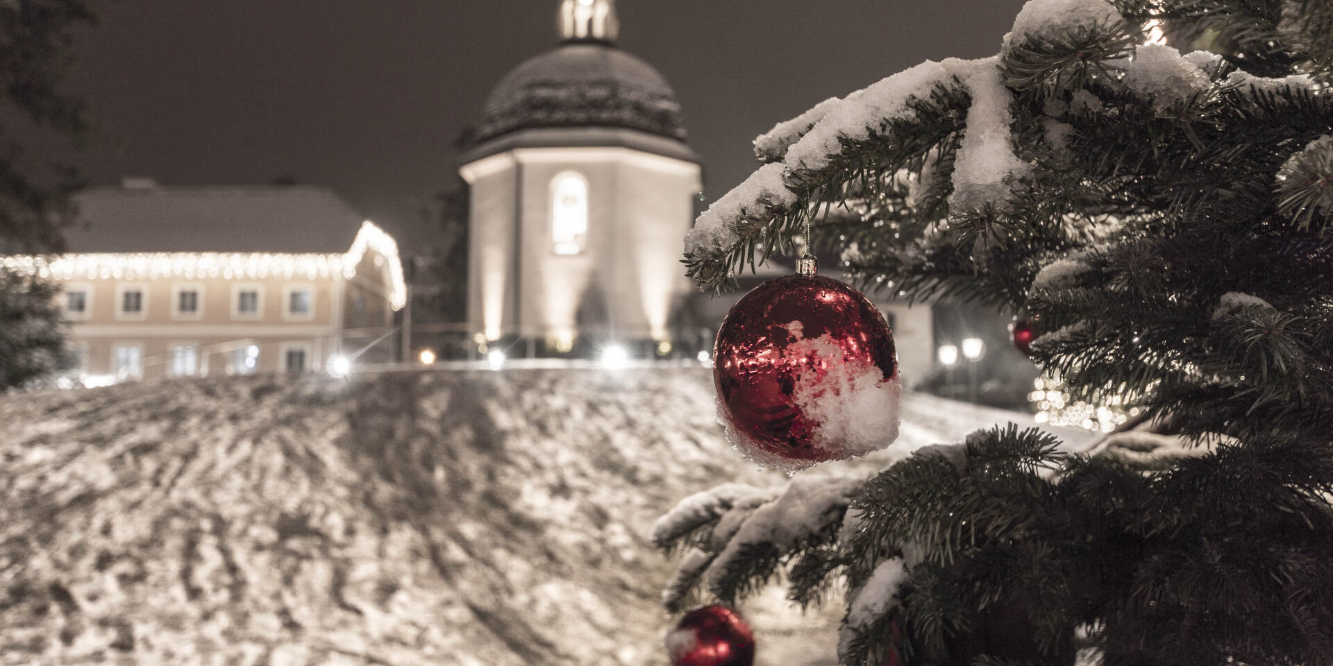 Silent Night Chapel and christmas tree ball © Tourismusverband Oberndorf