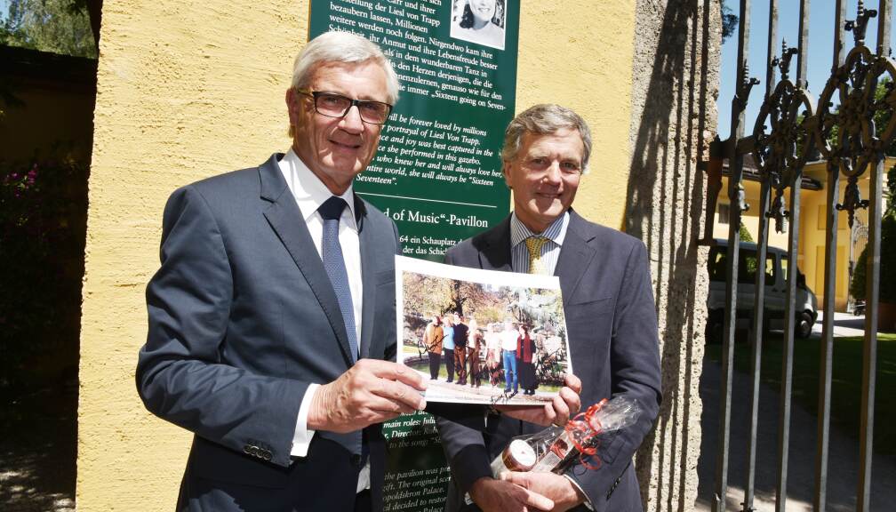 Hammond and Preuner with picture of the actors reunion © Stadt Salzburg Johannes Killer