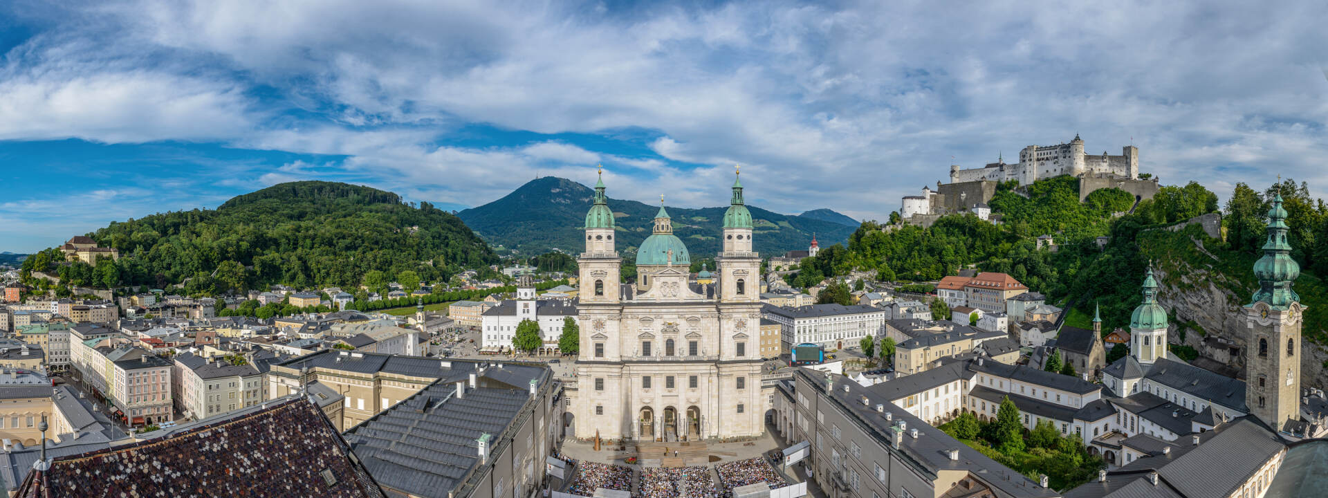 Salzburg panorama - Cathedral Square © Tourismus Salzburg GmbH