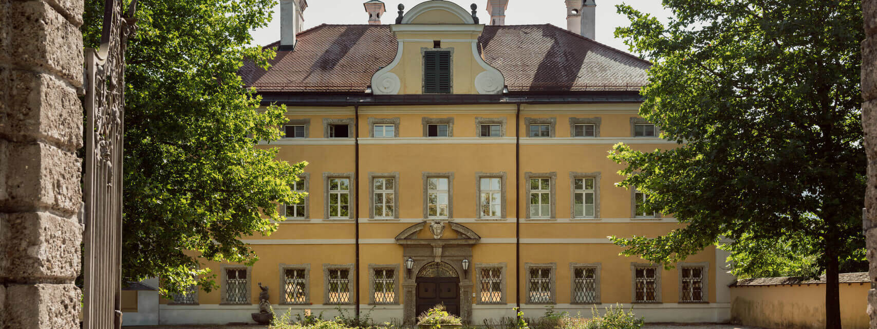 Schloss Hellbrunn in Salzburg an einem sonnigen Tag © Tourismus Salzburg GmbH / Patrick Langwallner