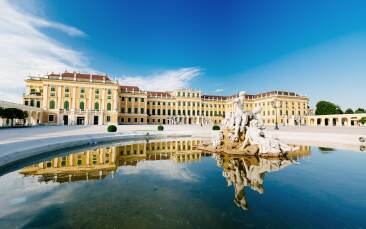 Historical city tour Vienna - Schönbrunn Palace and fountain © Vienna Sightseeing Tours | Bernhard Luck