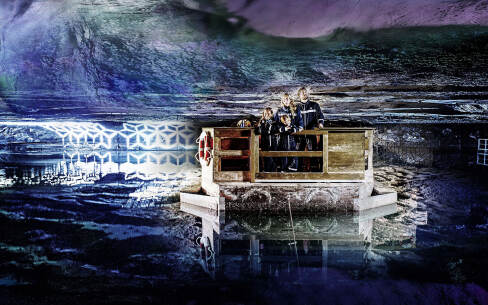 Salzbergwerk Berchtesgaden - Familie auf Floss über Spiegelsee © Salzbergwerk Berchtesgaden - Suedwestdeutsche Salzwerke AG