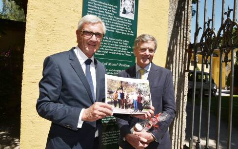 Hammond und Preuner mit Bild der Schauspielkinder Reunion © Stadt Salzburg Johannes Killer