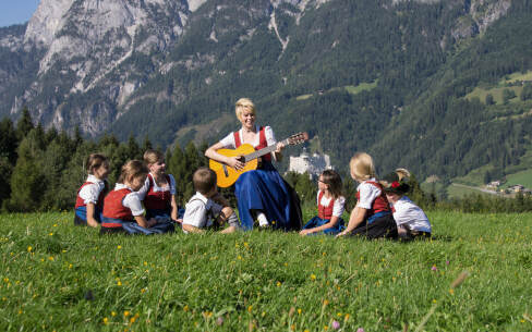 Sound of Music Trail - singende Kinder und Maria © TVB Werfen
