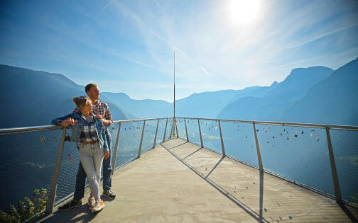 Hallstatt - Paar steht am Skywalk Welterbeblick mit Panoramablick auf die Bergwelt - Hallstatt Tour mit Salzburg Panorama Tours