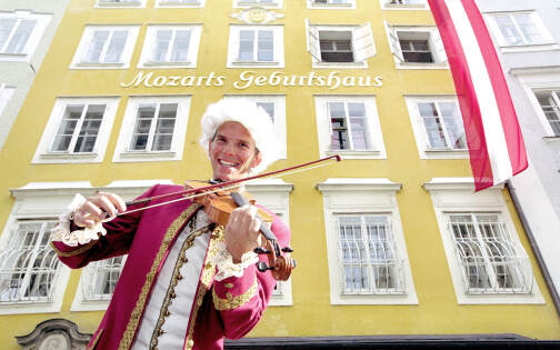 Geigenspieler vor Mozarts Geburtshaus © Tourismus Salzburg GmbH