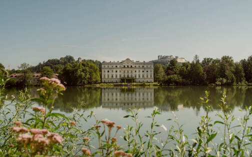 Panoramic shot of Hohensalzburg Fortress above a beautiful lake © Tourismus Salzburg GmbH / Patrick Langwallner