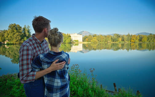 Couple hugging in front of Leopoldskron pond near Leopoldskron Palace on the Sound of Music Tour by Salzburg Panorama Tours