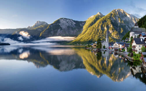 Hallstatt im Sommer mit Spiegelung im Hallstätter See, ideal für eine Tour mit Panorama Tours