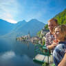 Hallstatt - Paar vor Hallstatt Kulisse mit Hallstätter See und Bergen - Hallstatt Tour mit Salzburg Panorama Tours