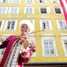 Violinist in front of Mozart's Birthplace © Tourismus Salzburg GmbH